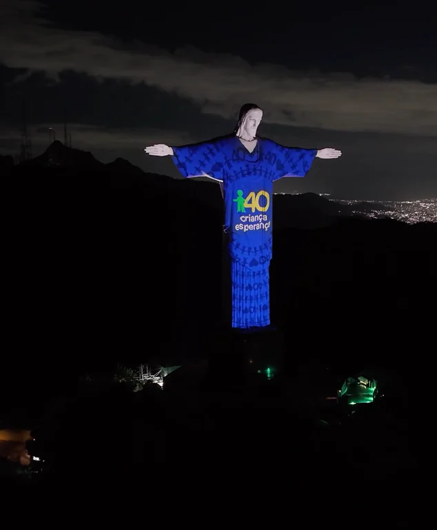 Cristo Redentor iluminado na homenagem do Criança Esperança