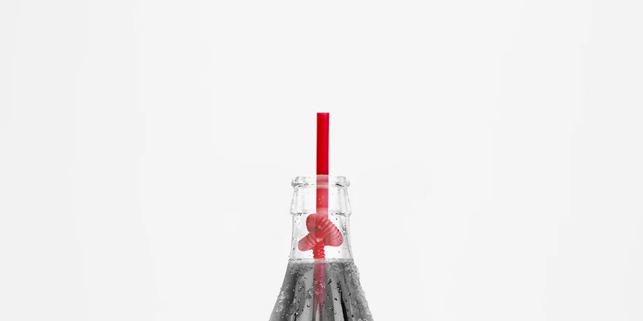 Garrafa de Coca-Cola com canudo