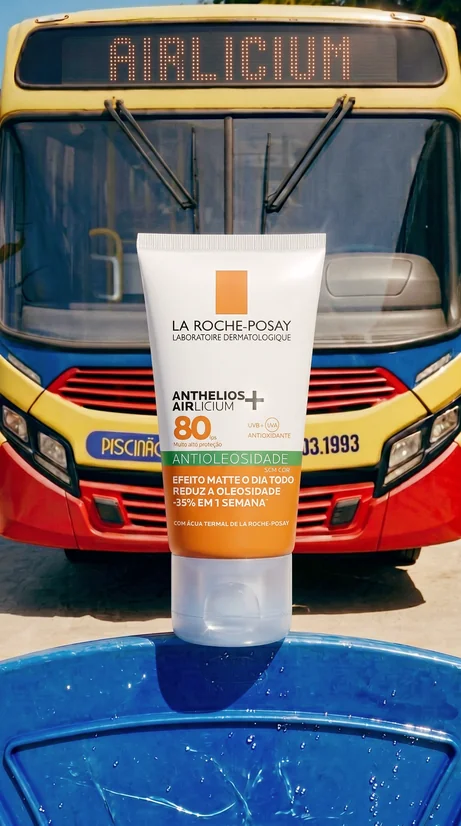 Anthelios Airlicium em frente a um ônibus